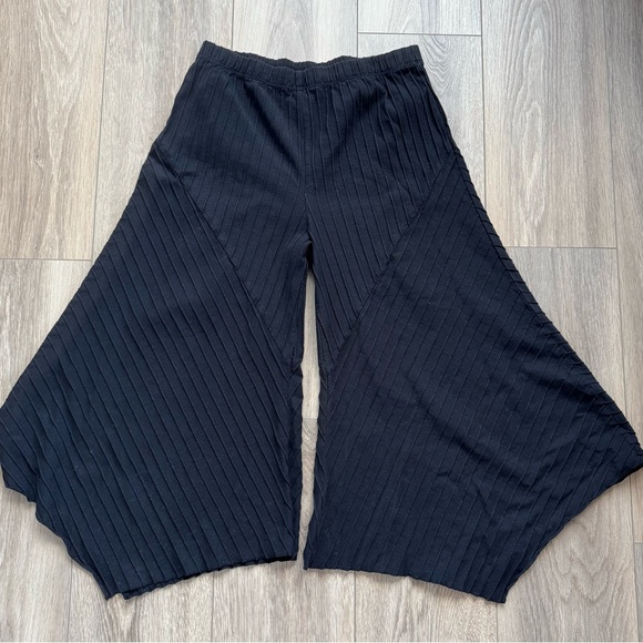 Pants - Elegant Black Wide-Leg Culotte Pants